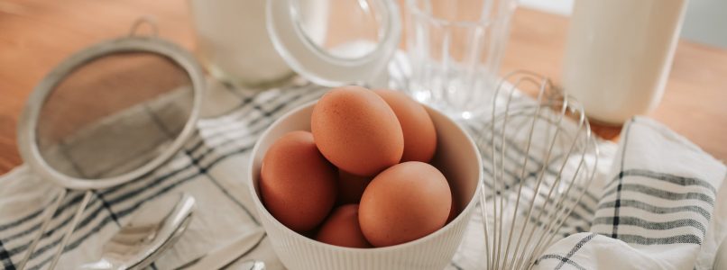 Mangiare uova crude fa male?